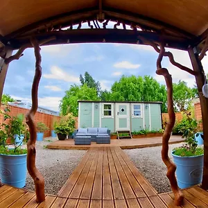 https://alices-garden-two.yorkshirehotels.net